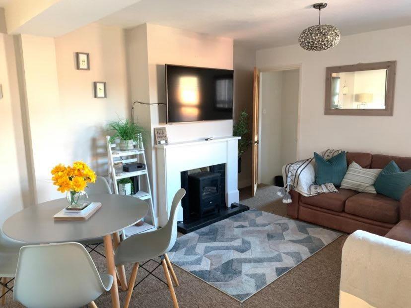 Work trips WiFi Parking by Train Station — 4-Star Luxury Hotel in Crawley, United Kingdom