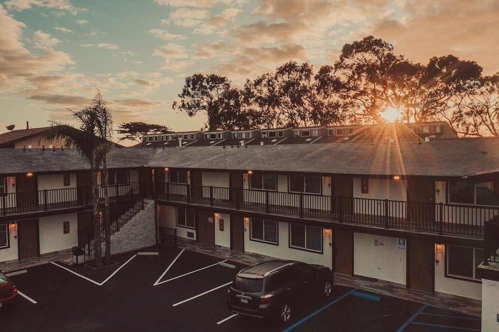 Blufftop Inn & Suites - photo 111