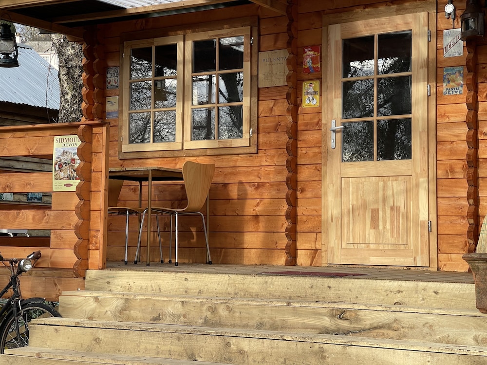 Retro Lodge nr Dartmoor with hot tub & opt sauna — 4-Star Luxury Hotel in Newton Abbot, United Kingdom