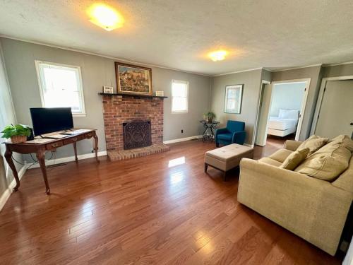Cottage 16 Lees Ford Marina — 4-Star Luxury Hotel in Ridgetop, United States