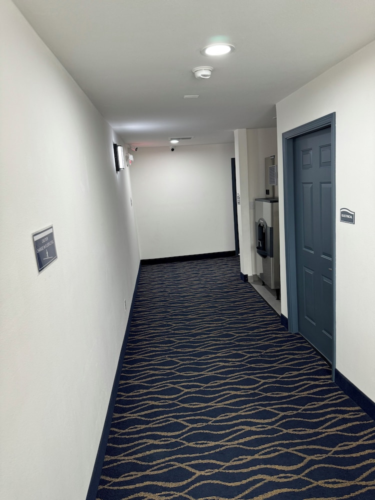 Lakeside Inn and Suites - photo 28