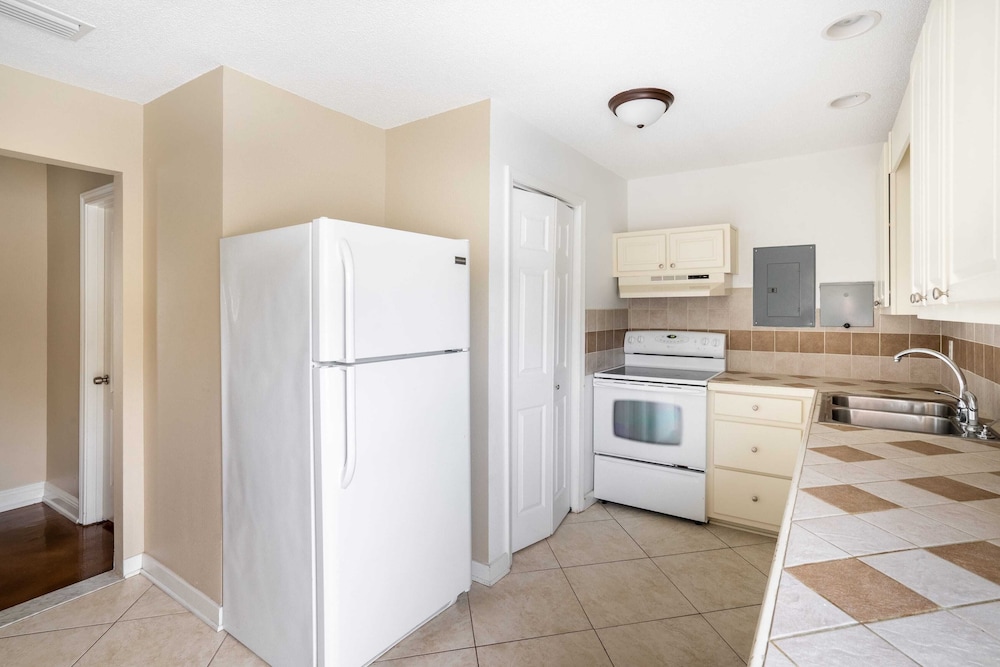 Hourglass by Avantstay Chic Beach Getaway w Pool & Two Large Balconies - photo 6