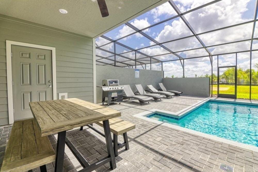Daniel's Townhome Getaway At Windsor Island Resort 5 Bedroom Townhouse by Redawning Davenport - photo 47