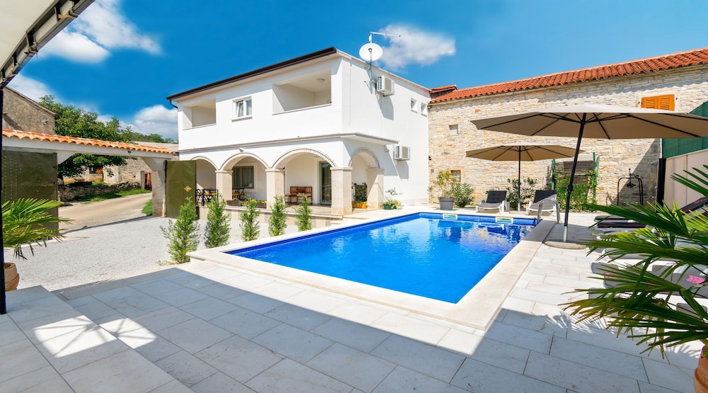 Villa Martin — 4-Star Luxury Hotel in Tinjan, Croatia