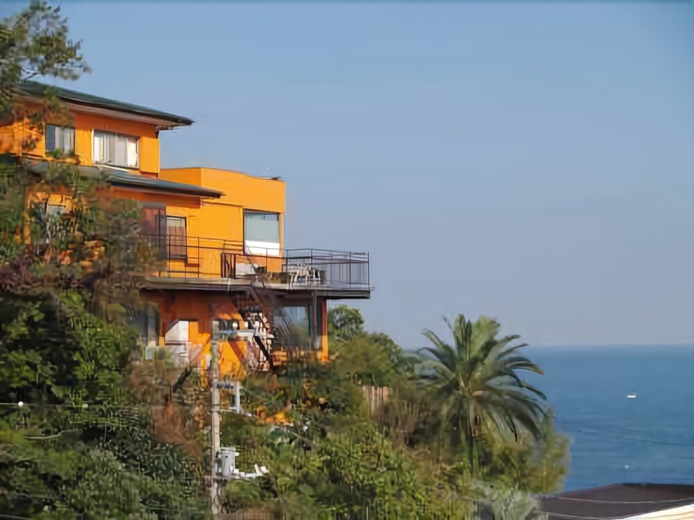 Beach Commune Simploose - carbon neutral hotel in Ito