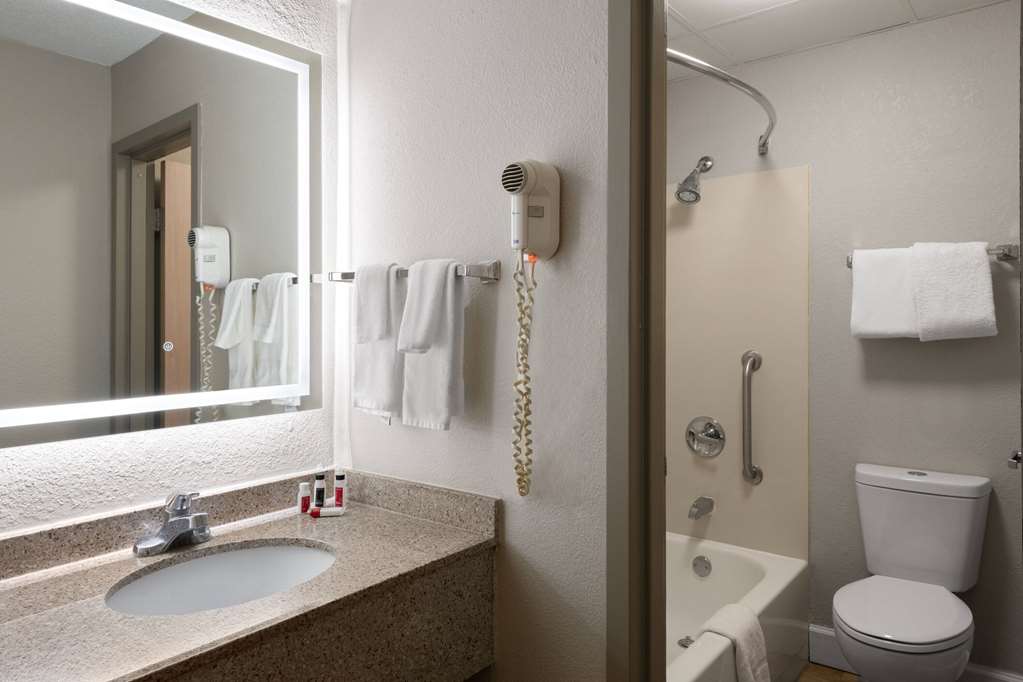 Days Inn by Wyndham Florence Near Civic Center - photo 34