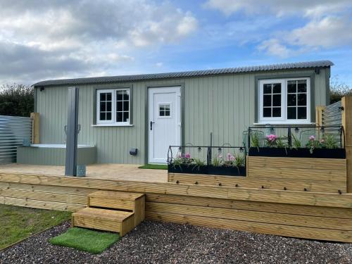 The Swift Shepherds Hut at Bee Happy Breaks Scotland — 4-Star Luxury Hotel in Perth, United Kingdom