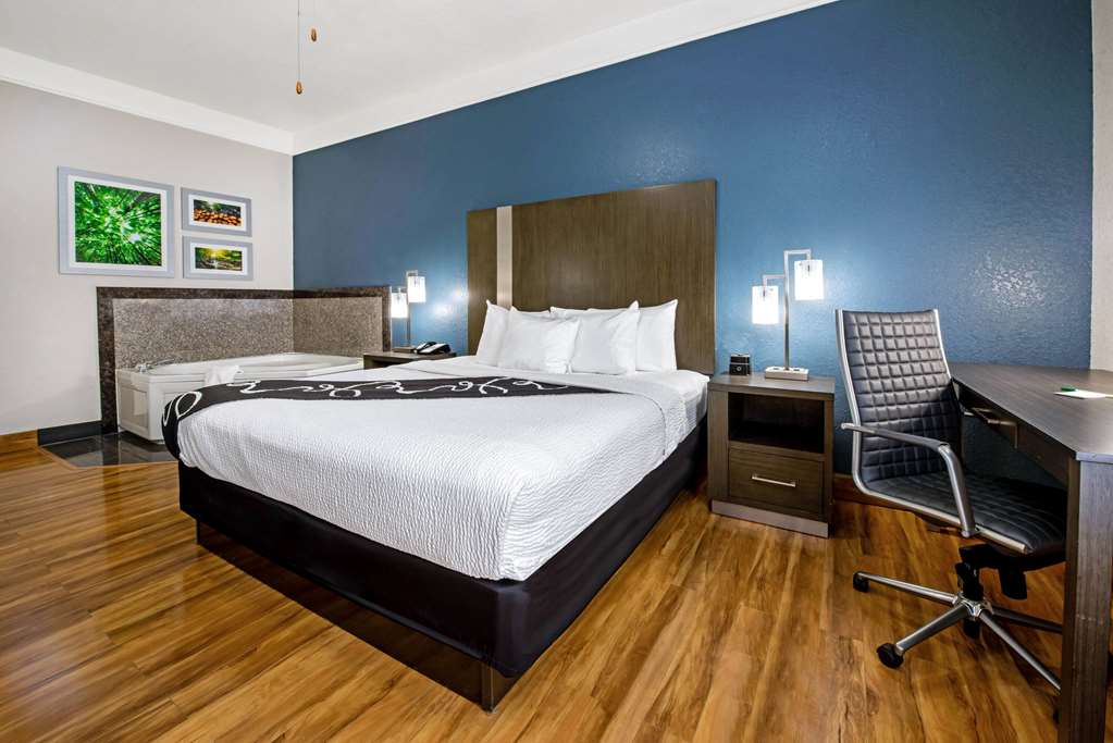 La Quinta Inn & Suites by Wyndham Kingwood Houston IAH Airpt - photo 33