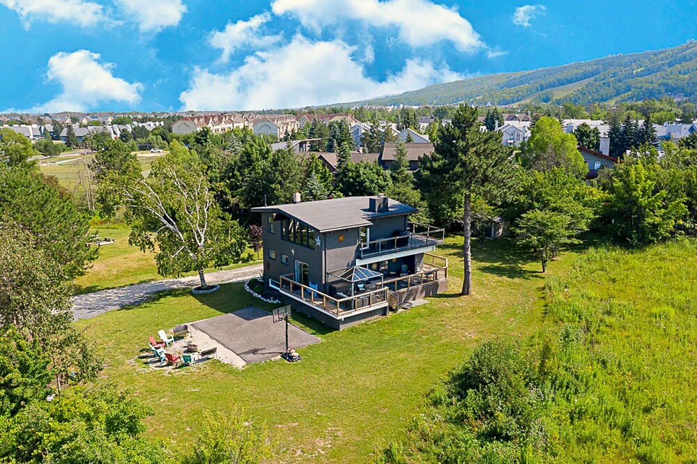 Rustic 5BR Escape Sauna Hot Tub in Unknown City, Canada