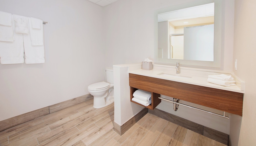 Holiday Inn Express & Suites Panama City Beach Beachfront by IHG - photo 32