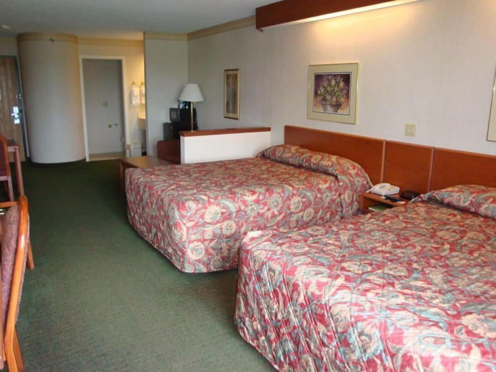Syracuse Inn & Suites - photo 9