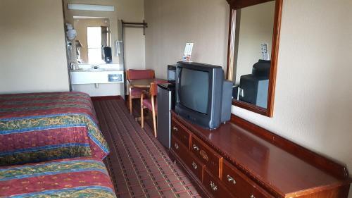 Scottish Inn Knoxville - photo 32
