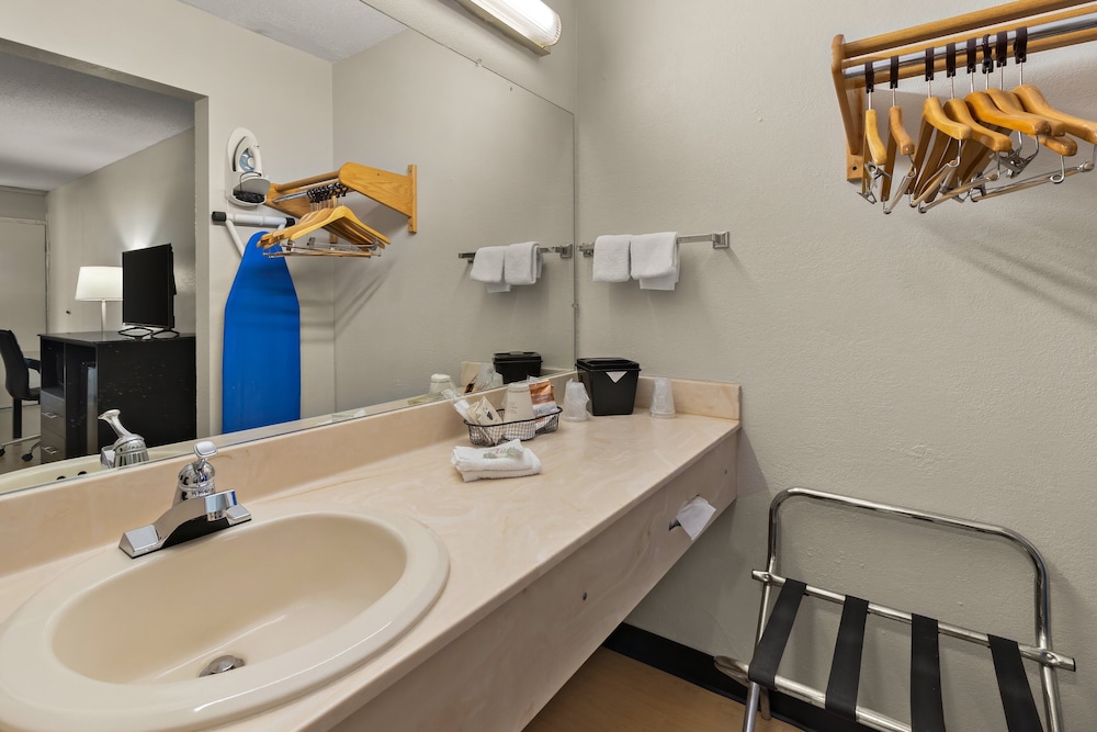 Red Roof Inn & Suites Cave City - photo 19