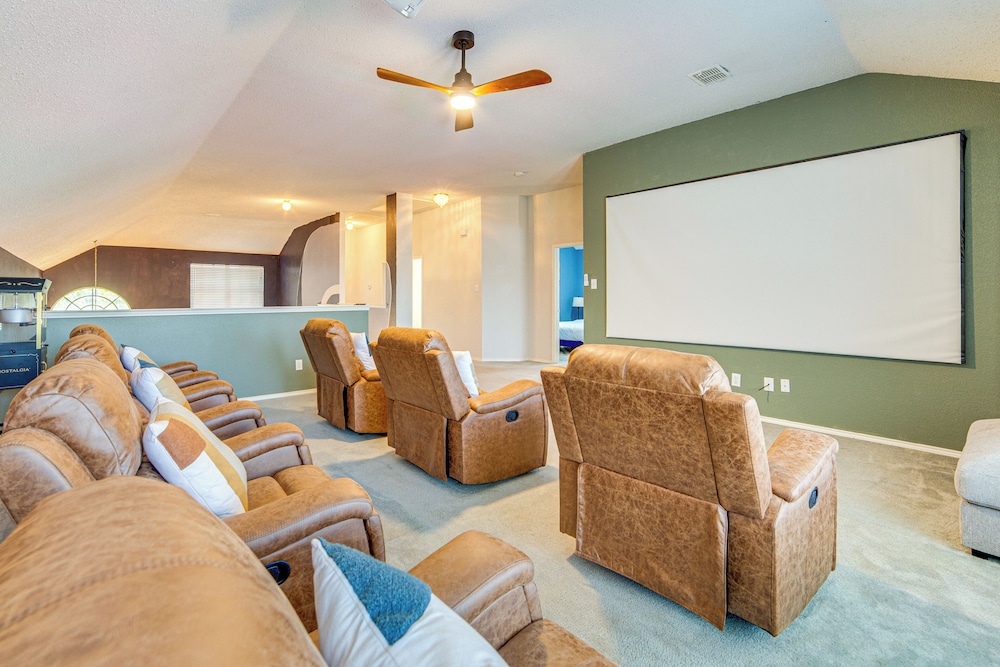 Game Room Hot Tub Pool Grand Prairie Getaway — Grand Prairie