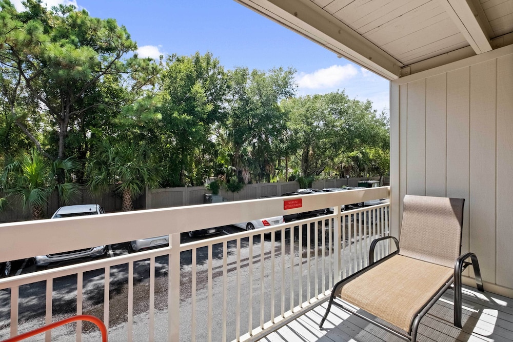 Walk to Bars & Shops: Resort Condo in Hilton Head - photo 13