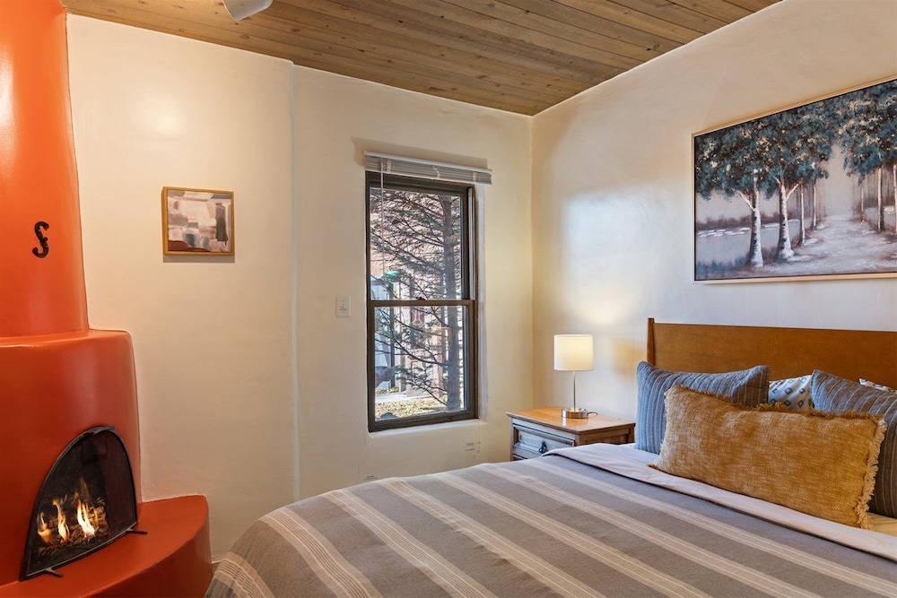 Cielito Two Kiva Fireplaces Walk to Canyon Rd and the Plaza in Santa Fe, United States