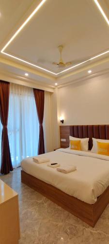 Lime Tree 1BHK Service Apartment Near Artemis Sector 52 Gurgaon