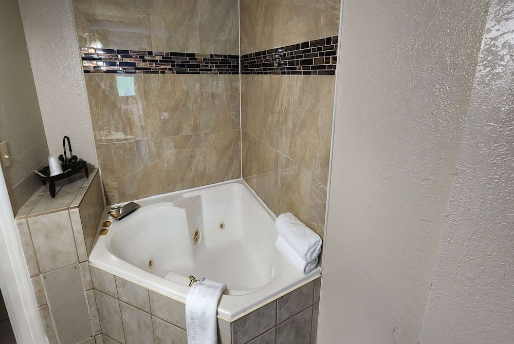 Days Inn by Wyndham Fort Wright Cincinnati Area - photo 37