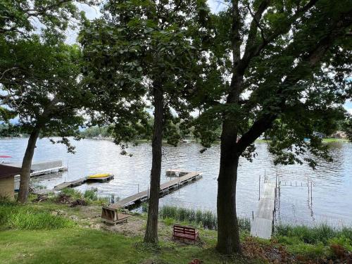 Edgerton Escape 2 on Water with Dock — hotel in Edgerton