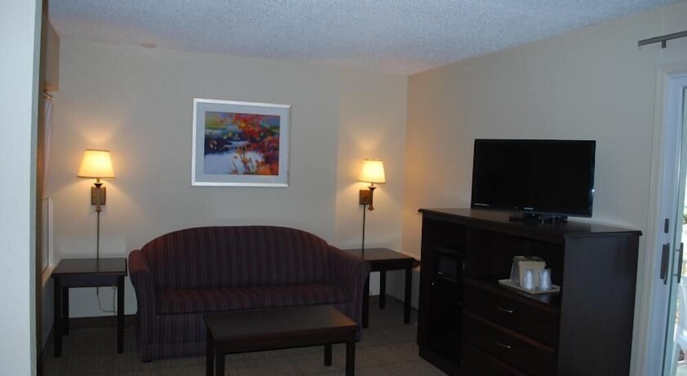Clinton Inn & Suites - photo 12