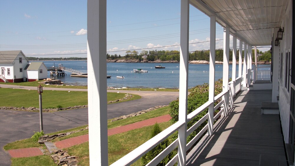 Bluebird Ocean Point Inn - photo 6