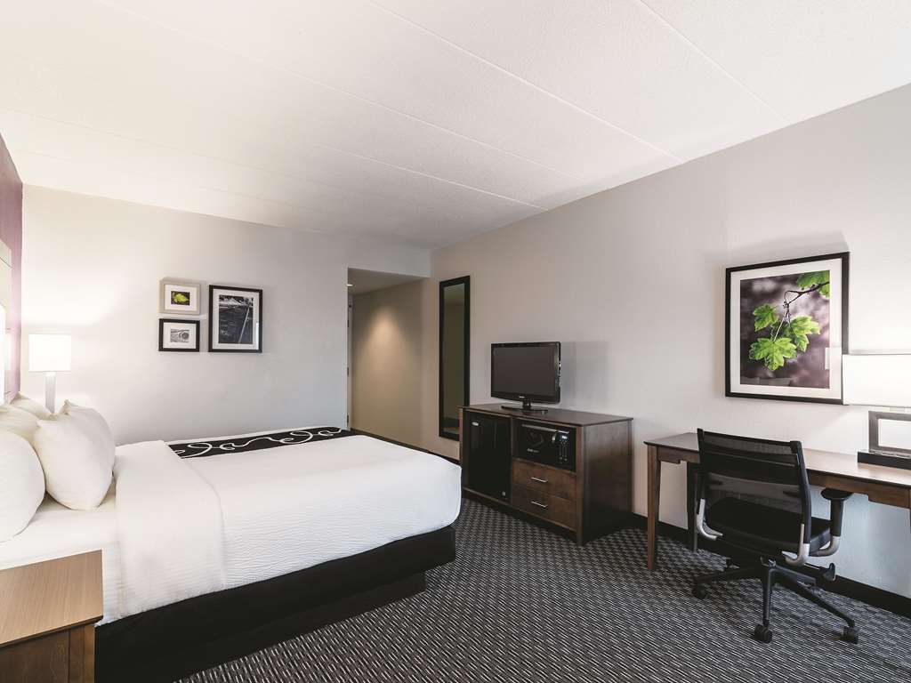 La Quinta Inn & Suites by Wyndham Salem NH - photo 27