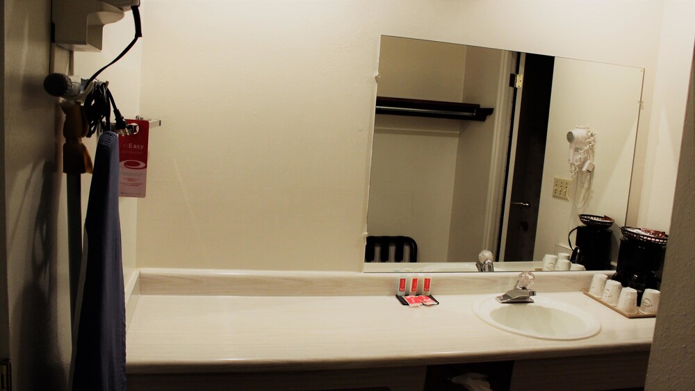 Econo Lodge Inn and Suites Central - photo 12