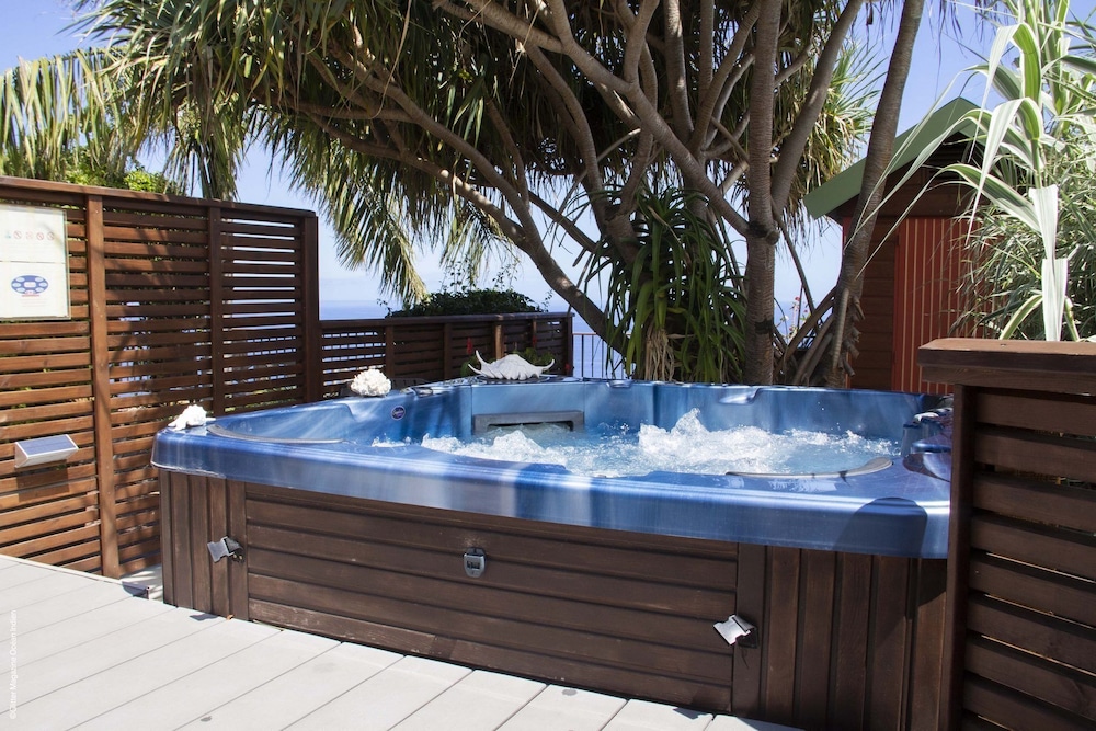 Residence Les Lataniers — 4-Star Luxury Hotel in Saint-Leu, Réunion