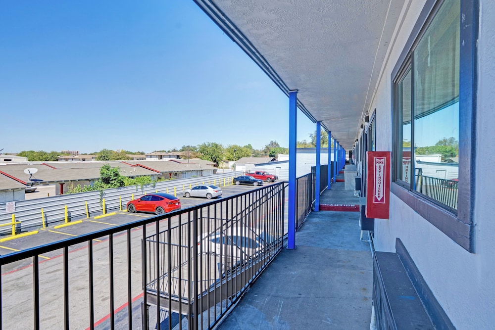 Super 7 Inn By OYO San Antonio NW Medical Center - photo 42