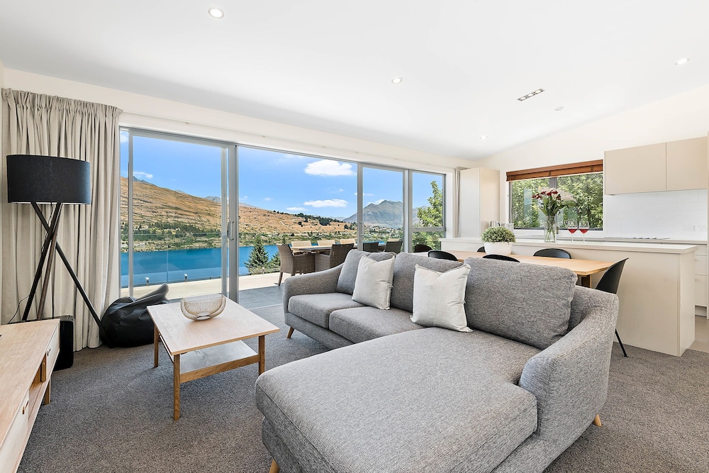 Remarkable Views on Goldrush Way — 4-Star Luxury Hotel in Queenstown, New Zealand