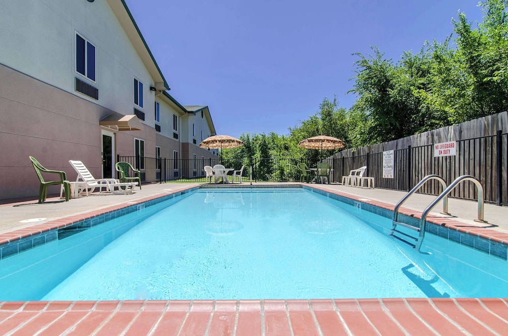 Quality Inn Junction City Near Fort Riley - photo 39