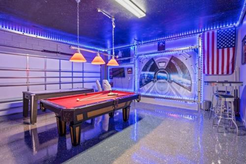 Massive 6 bedroom with King Beds — 4-Star Luxury Hotel in Davenport, United States