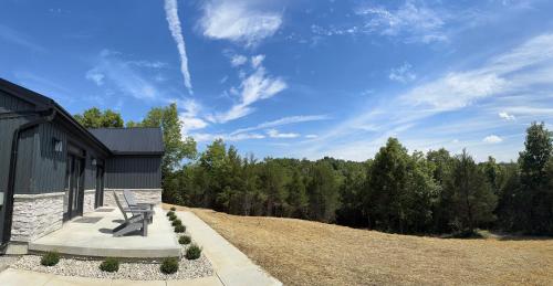 100 Acre Relaxing Retreat Near ARK The Cabin — 4-Star Luxury Hotel in Williamstown, United States