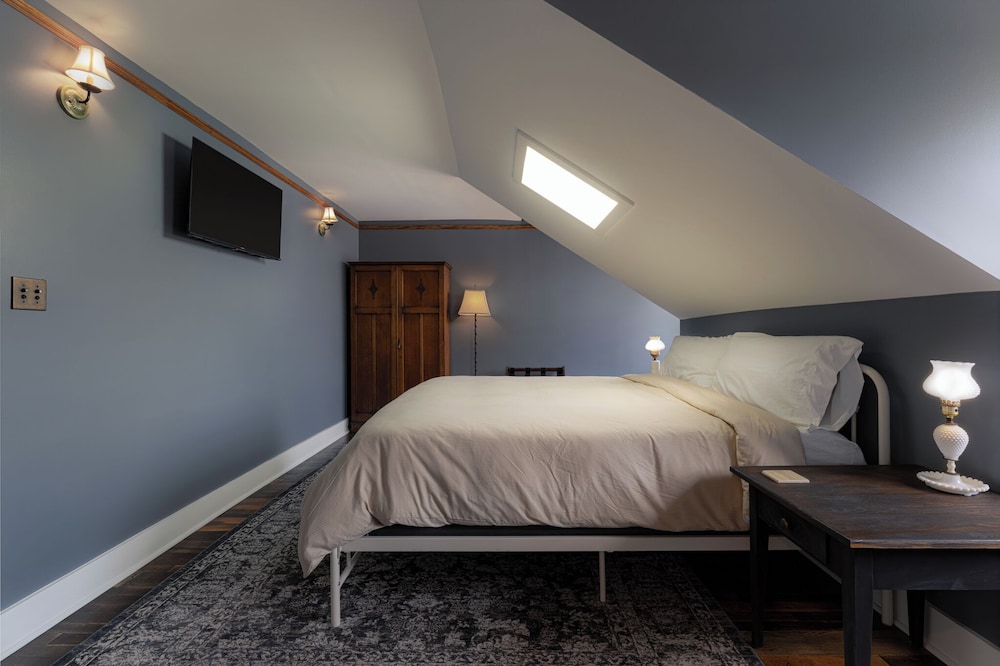 The NuWray Hotel & Carriage House - photo 27