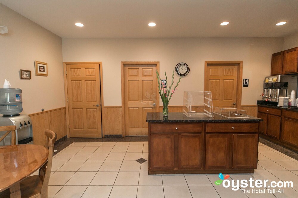 Lake Bluff Inn and Suites - photo 2