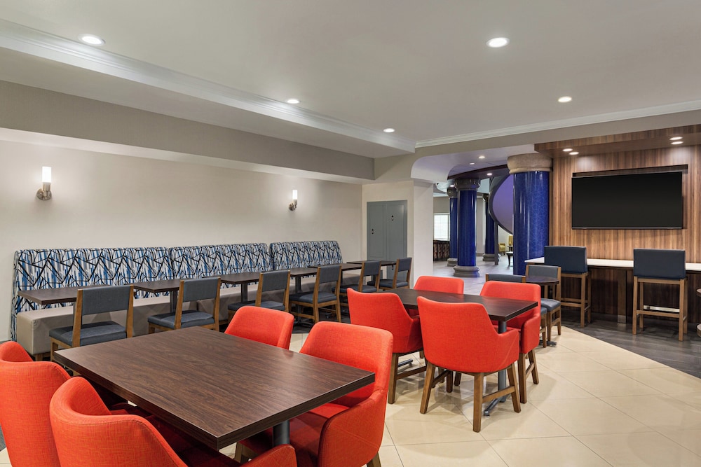 Holiday Inn Express and Suites Bakersfield Central by IHG - photo 39
