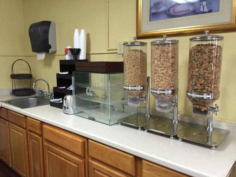 Americas Best Value Inn Airport South - photo 3