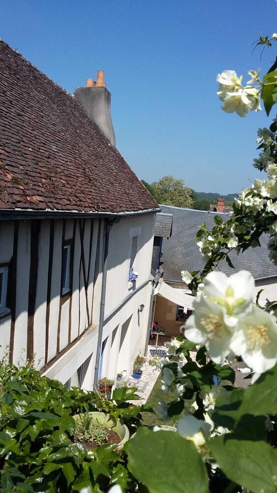 Les 3 Echoppes - carbon neutral hotel in Charge