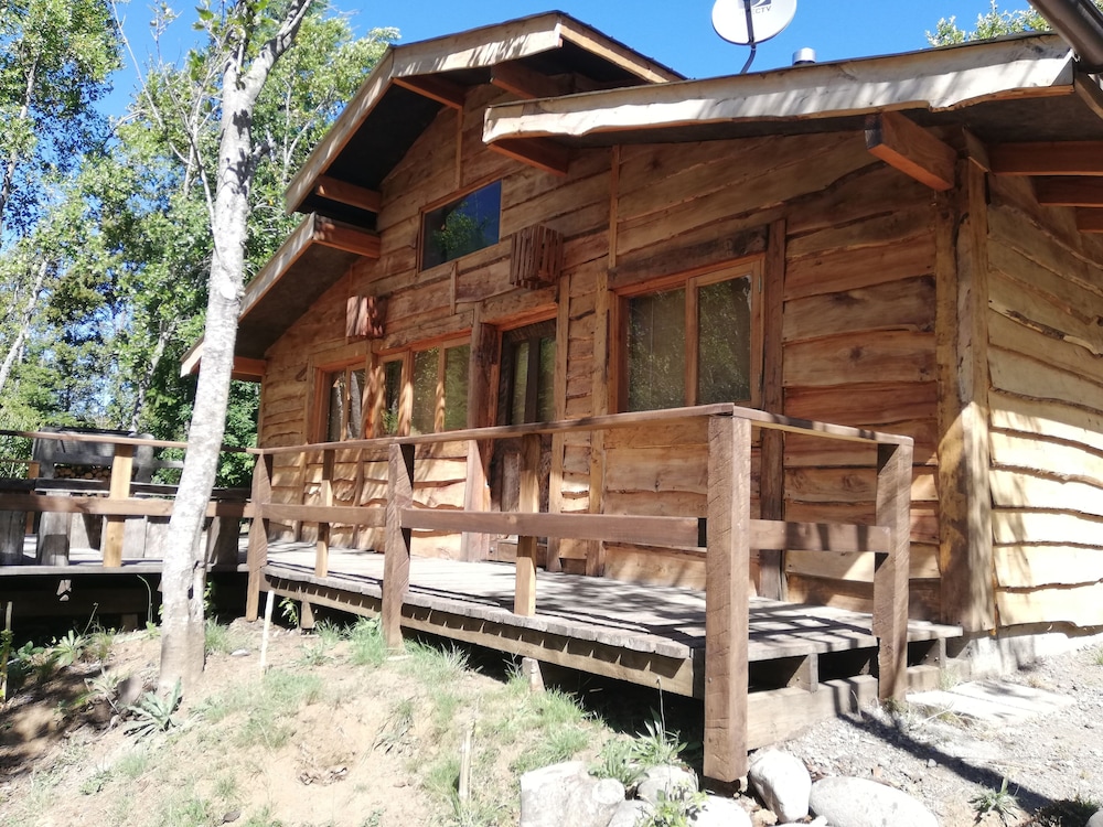 Cabaa rstica 2 maravillosa con troncos nativos con orilla de Ro Trancura — 4-Star Luxury Hotel in Pucon, Chile