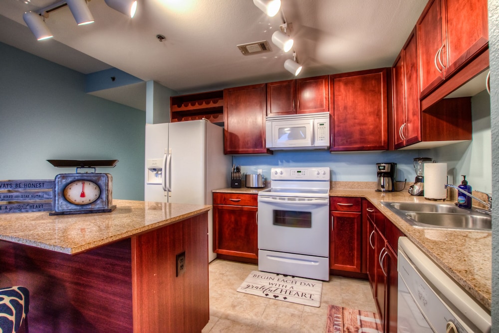 Laketown Wharf Resort by Aneliya's Rentals - photo 284