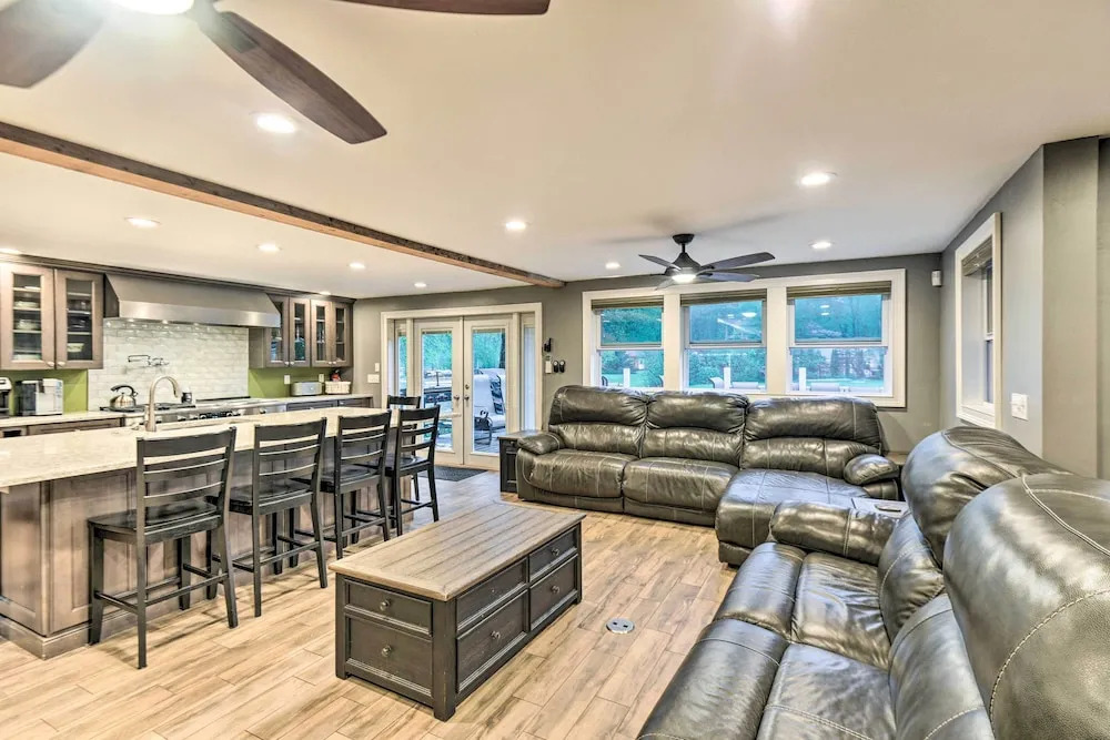 Waterfront Ashland Home about 2 Mi to Downtown — 4-Star Luxury Hotel in Ashland, United States