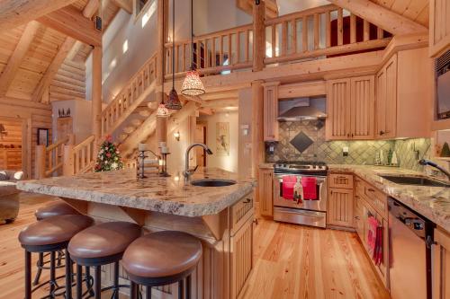 Lodgepole Retreat A Gorgeous Classic 3BR Log Cabin with Private Hot Tub — 4-Star Luxury Hotel in Truckee, United States