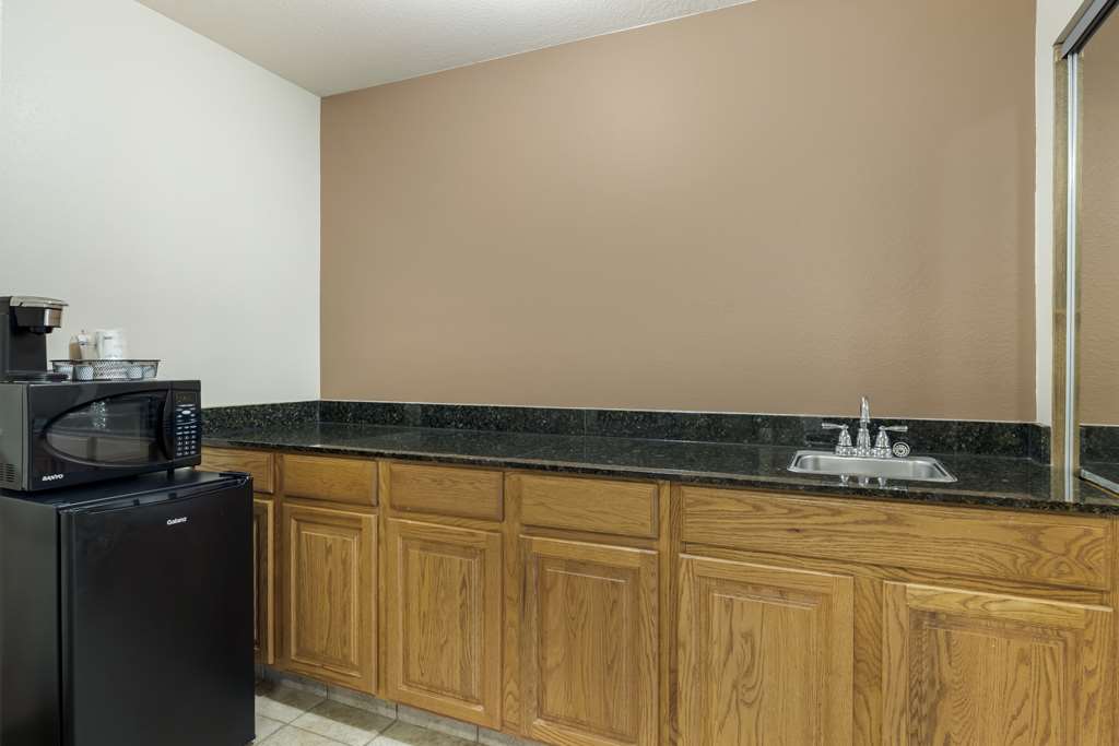 Best Western Plus Country Inn & Suites - photo 33