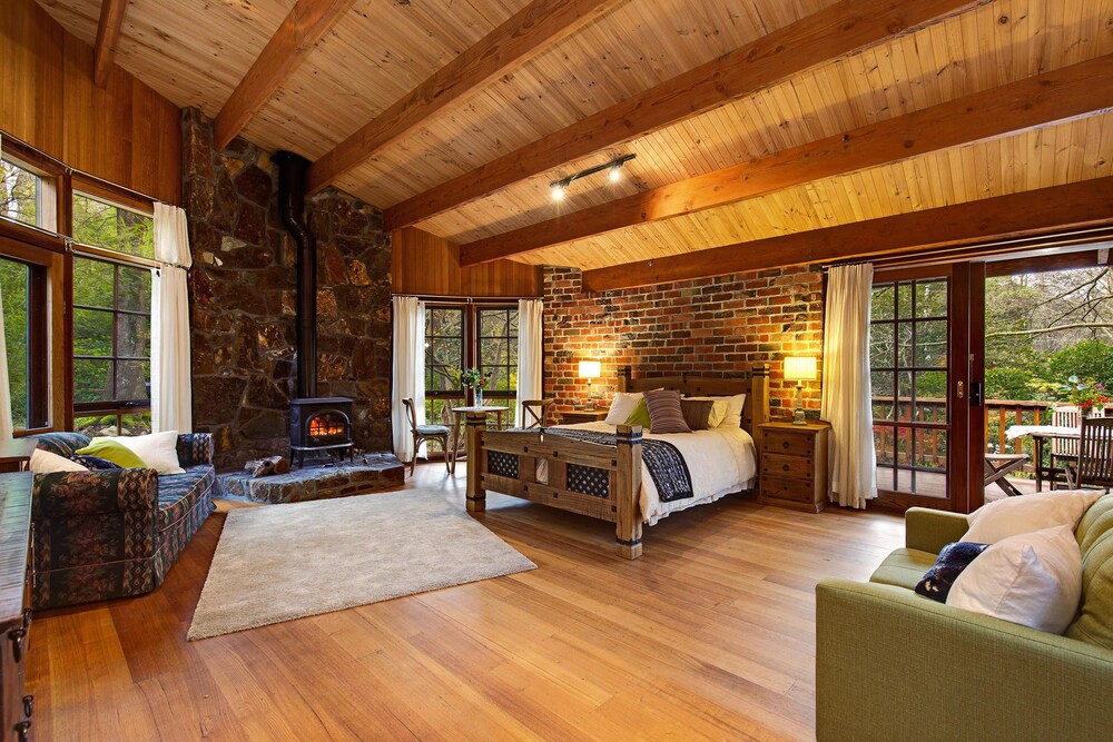 Rocky Creek Art Garden B&B — 4-Star Luxury Hotel in Melbourne, Australia