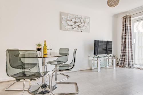 Large 4 bed with free parking close to town centre fast WiFi and crisp hotel standard linen hosted by Our Home Short Stays