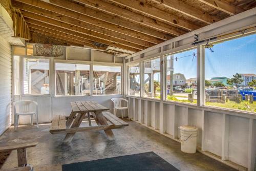 Papas Place by Oak Island Accommodations - photo 10