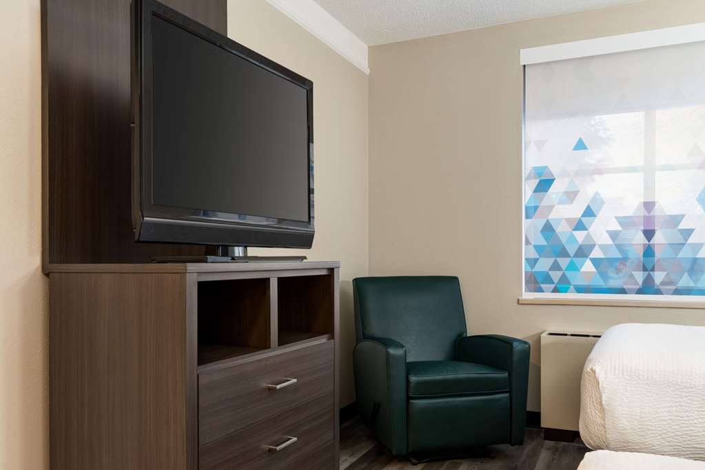 La Quinta Inn & Suites by Wyndham Madison American Center - photo 30