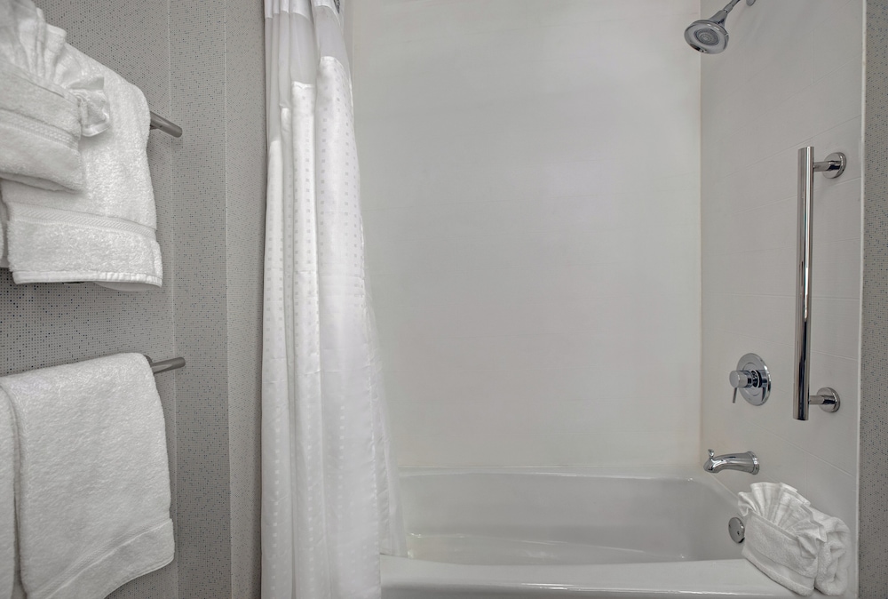 Holiday Inn Express & Suites Milwaukee Brookfield by IHG - photo 26