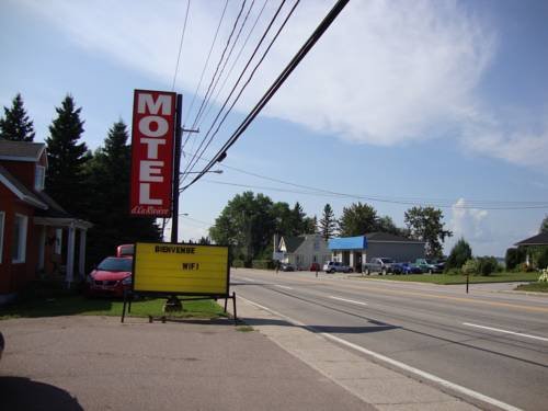 Motel De La Riviere — hotel near Roberval Airport