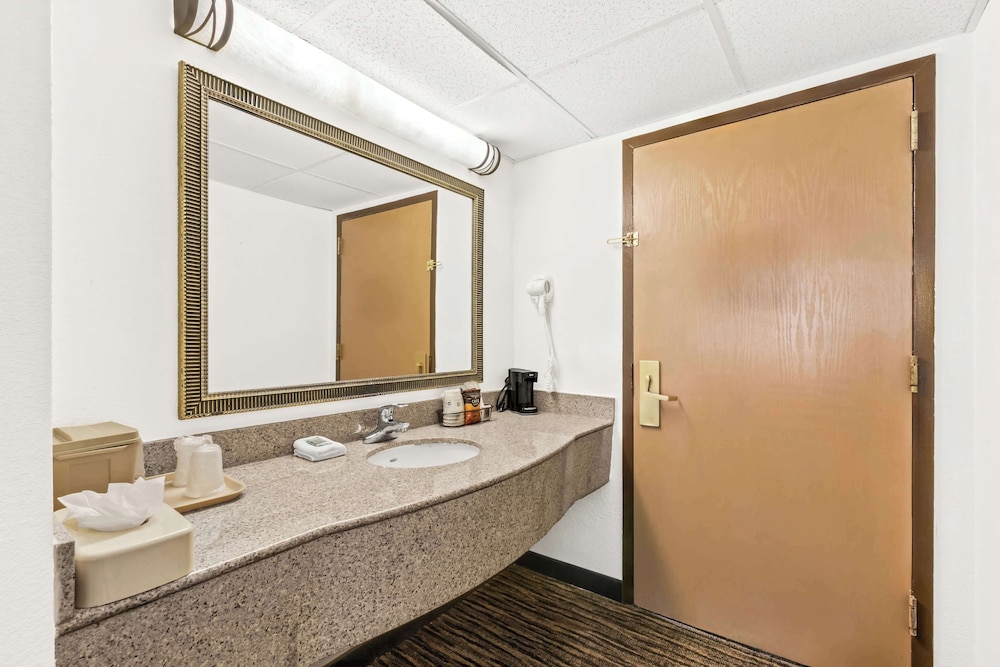 Best Western Hazlet Inn - photo 11
